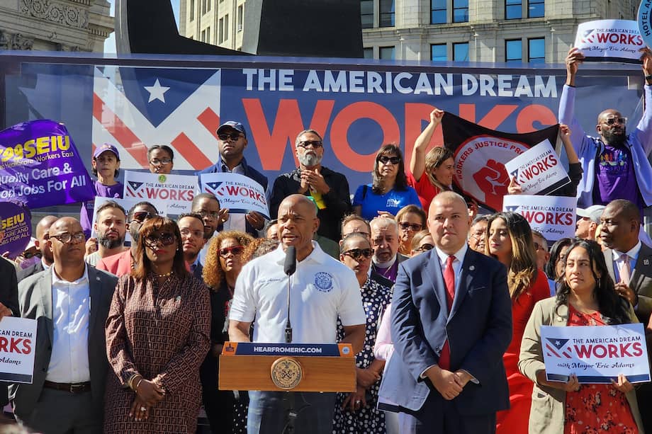 El alcalde de Nueva York, Eric Adams (c), habla junto al comisionado de la oficina de Asuntos del Inmigrante, Manuel Castro (d), durante una manifestación hoy, en Nueva York (EE.UU.).