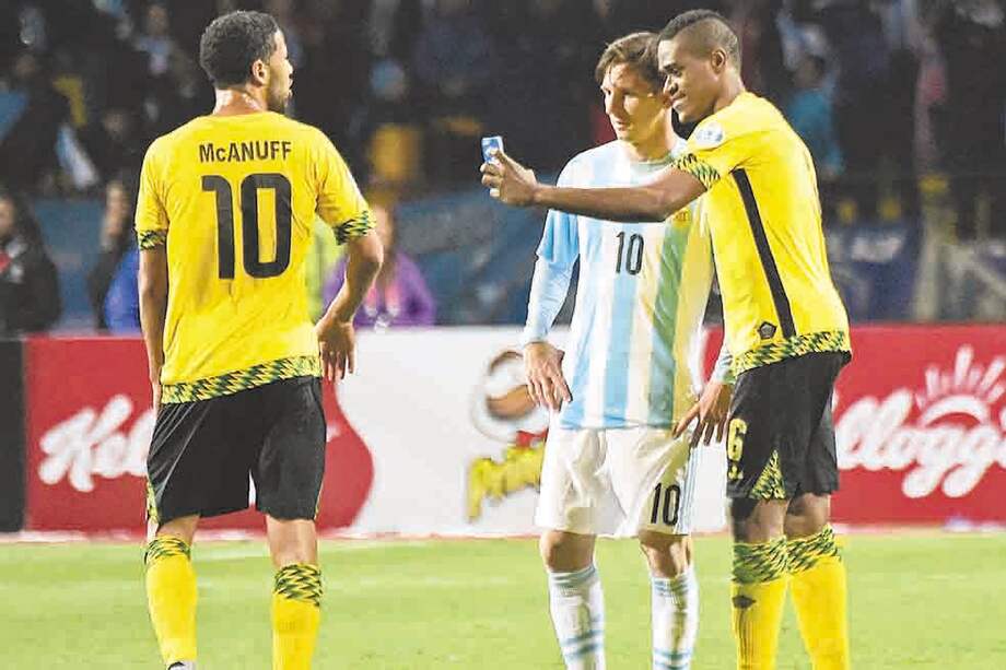 De Shorn Brown le pidió a Messi una foto, al término del partido Argentina y Jamaica. / AFP