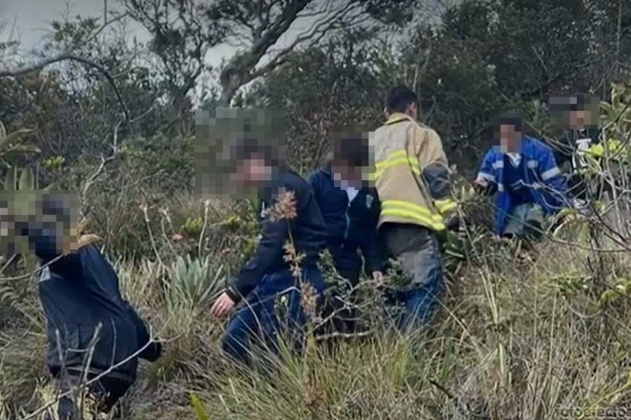 En medio de las labores de exploración las 45 personas fueron ubicadas sobre las 4:30 p. m. Su descenso fue guiado por los rescatistas y duró cerca de hora y media.