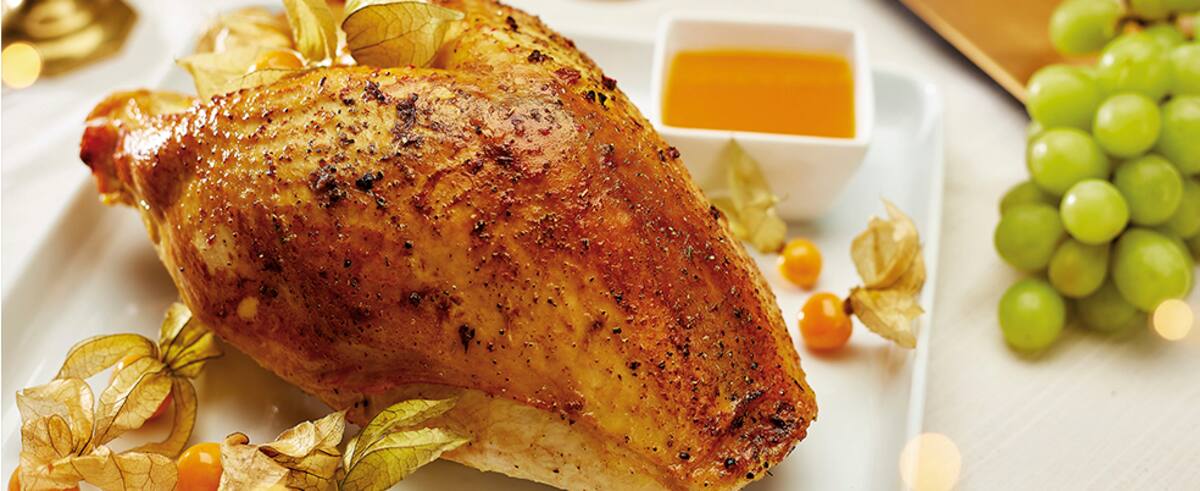 Con esta pechuga de pavo al horno con salsa de uchuva comenzarás el 2024 lleno de sabor.