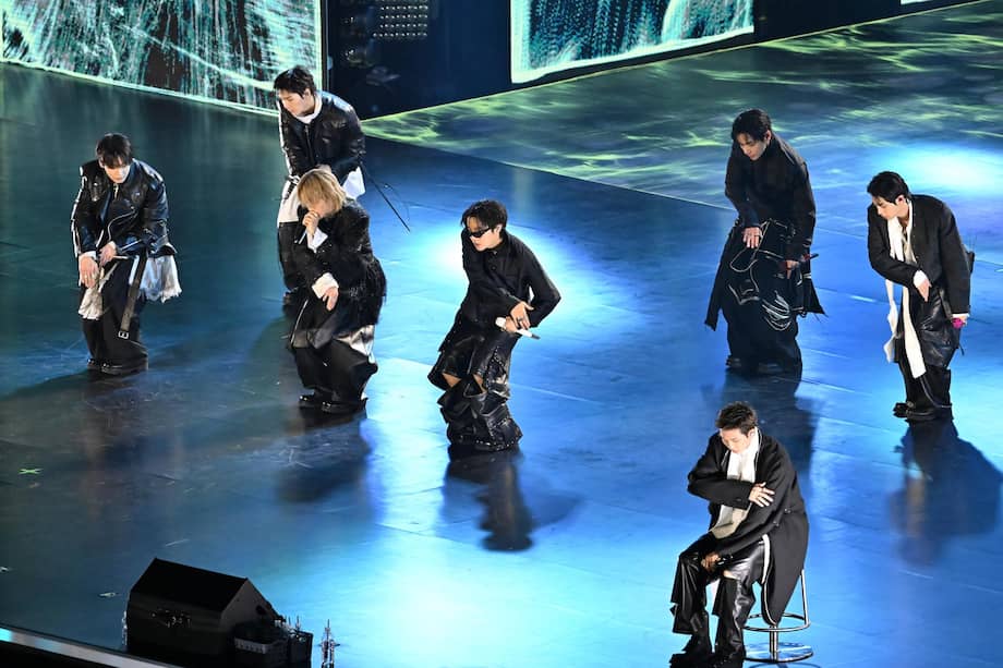 El grupo de K-pop BTS actúa durante el concierto 'BTS THE COMEBACK LIVE | ARIRANG' en la plaza Gwanghwamun, en el centro de Seúl.