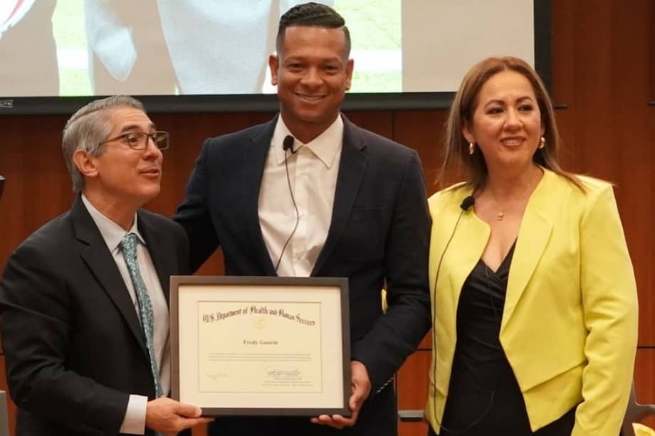 Fredy Guarín recibiendo su nombramiento como embajador de la salud mental en el deporte.