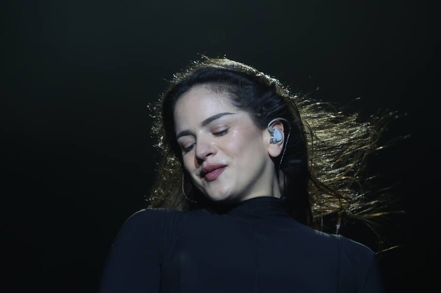 Rosalía tendría un nuevo amor. Aunque hace semanas se le relacionó con el actor español Álex González, medios aseguran que está con un estadounidense.