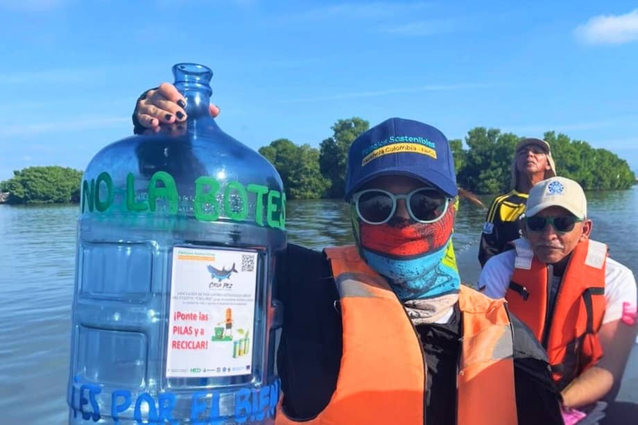 Jornada de recolección de residuos en la Ciénaga Grande de Santa Marta.