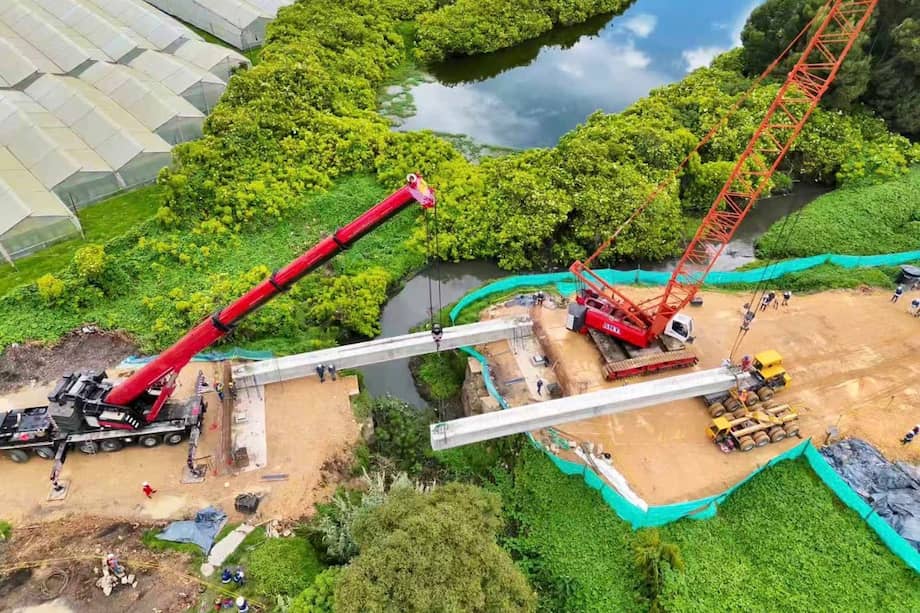 Las primeras vigas fueron instaladas sobre el río Checua, entre Facatativá y Madrid, como parte de las obras del RegioTram de Occidente.