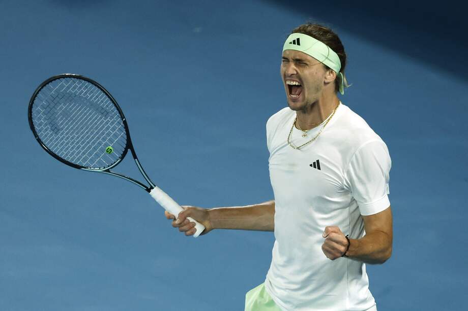Alexander Zverev celebra la victoria en el partido de cuartos de final del Abierto de Australia contra el español Carlos Alcaraz.