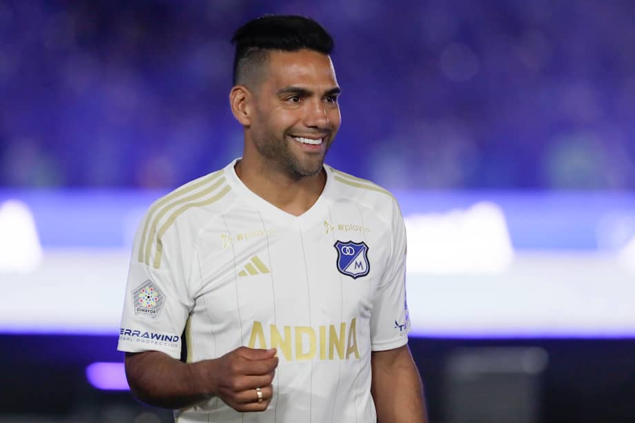 El jugador colombiano Radamel Falcao García posa durante su presentación como nuevo futbolista de Millonarios este martes, en Bogotá. / EFE/ Carlos Ortega