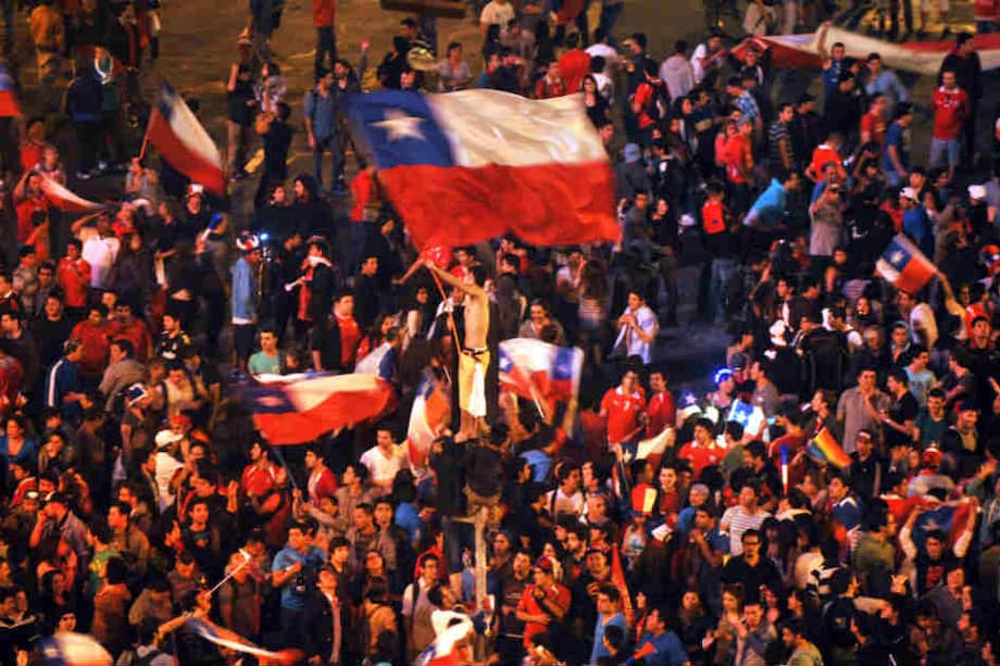 Los festejos chilenos por el pase a Brasil 2014 terminaron en desmanes. / AFP