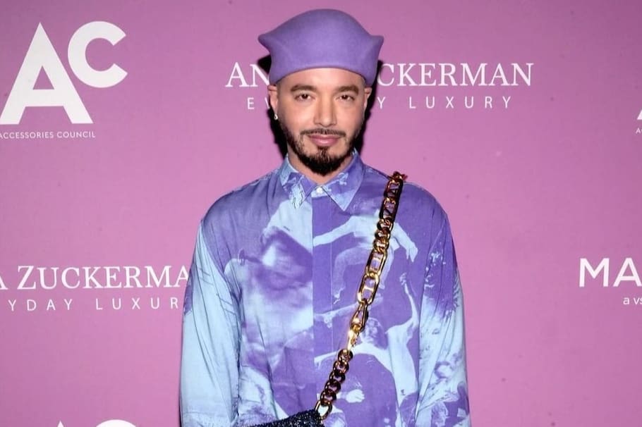 El cantante colombiano J Balvin recibió el Premio Impacto Latino 2022 por su aporte a los Objetivos de Desarrollo Sostenible (ODS) de la ONU.