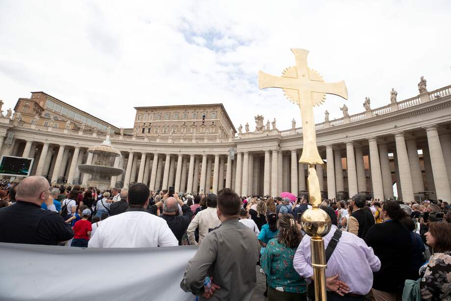 Desde la muerte de Pablo VI y Juan Pablo I, las exequias papales se celebran en la plaza de san Pedro.