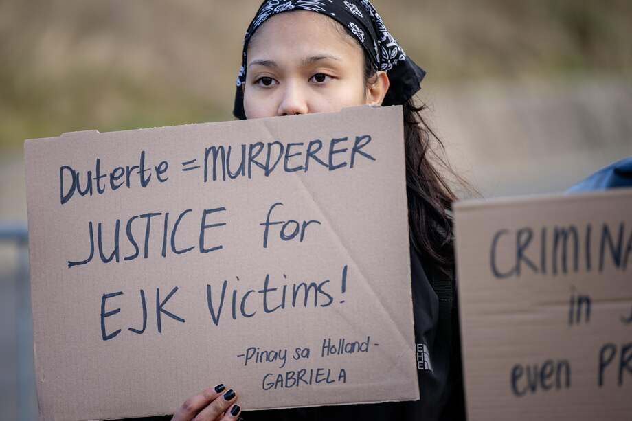 Un opositor del expresidente filipino Rodrigo Duterte sostiene una pancarta durante una protesta después de su arresto.