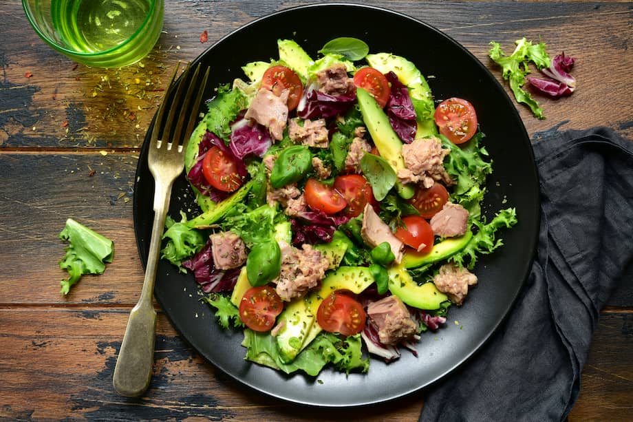 Sirve esta ensalada de atún con una buena vinagreta o con salsa de soja.