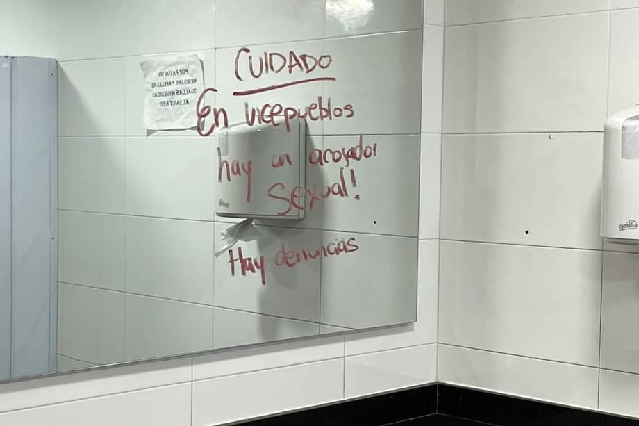 “CUIDADO, en vicepueblos hay un acosador sexual! Hay denuncias” | Texto en espejo de un baño del Ministerio de Igualdad.