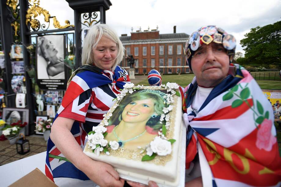 Seguidores de la princesa Diana (John Loughrey, uno de los más célebres, a la derecha) sostienen un pastel con su imagen frente al Palacio de Kensington, la antigua casa de Lady Di en Londres.