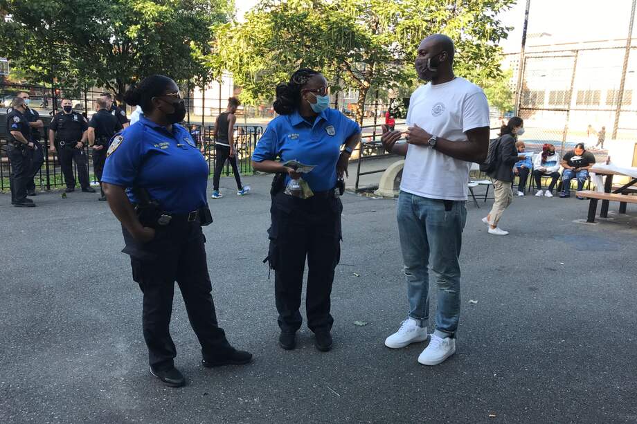 Mujeres policías que trabajan en Asuntos Comunitarios asistieron a la conmemoración de Davell Gardner Junior, Nueva York, el 12 de septiembre de 2020 /AFP