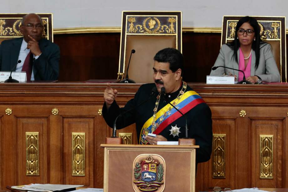Durante un acto de la Asamblea Nacional Constituyente, Maduro afirmó que "por las buenas o por las malas" se sentará en una mesa de diálogo con los líderes de la oposición.
/ EFE.