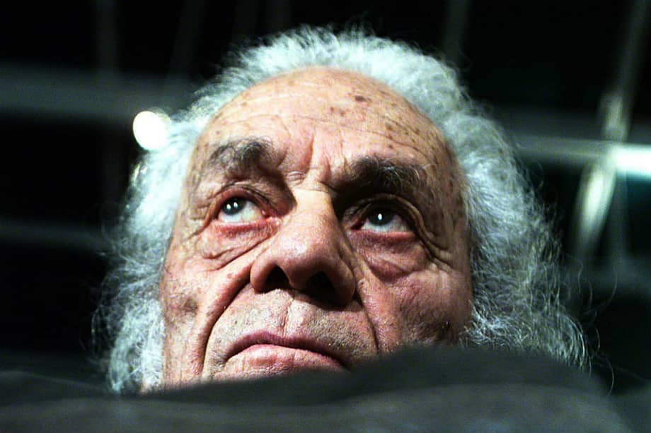 Fotografía de archivo fechada el 8 de agosto de 2001 del escritor chileno Nicanor Parra mientras posa en su casa, en Las Cruces (Chile). / EFE