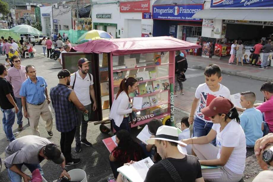 Imagen de una de las escenas que suelen darse al paso de la Bibliomotico por los poblados de Santander. / Cortesía