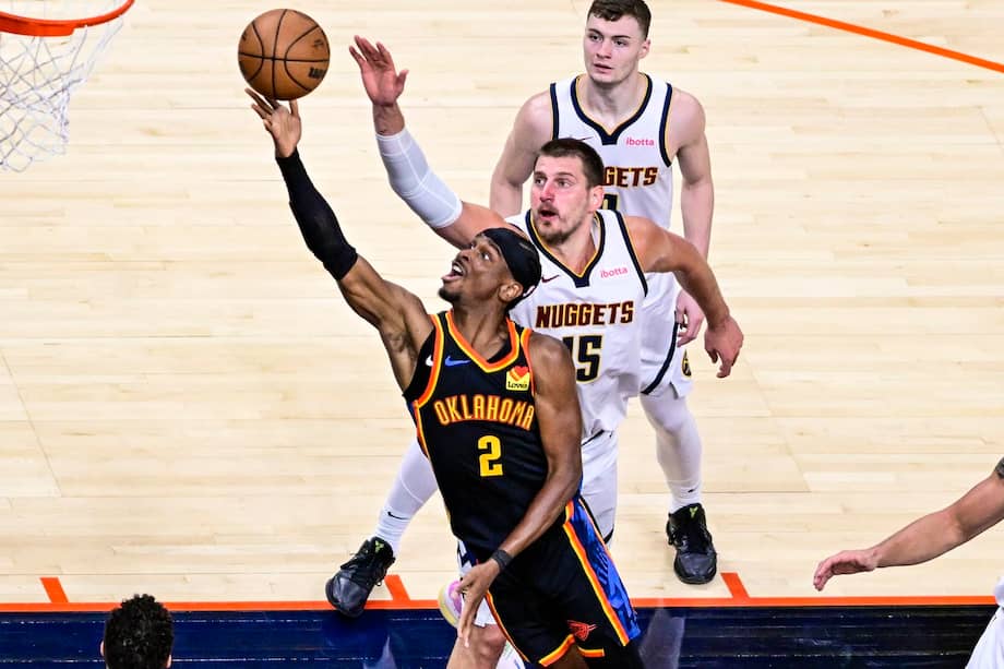 Shai Gilgeous-Alexander ataca a Nikola Jokic.