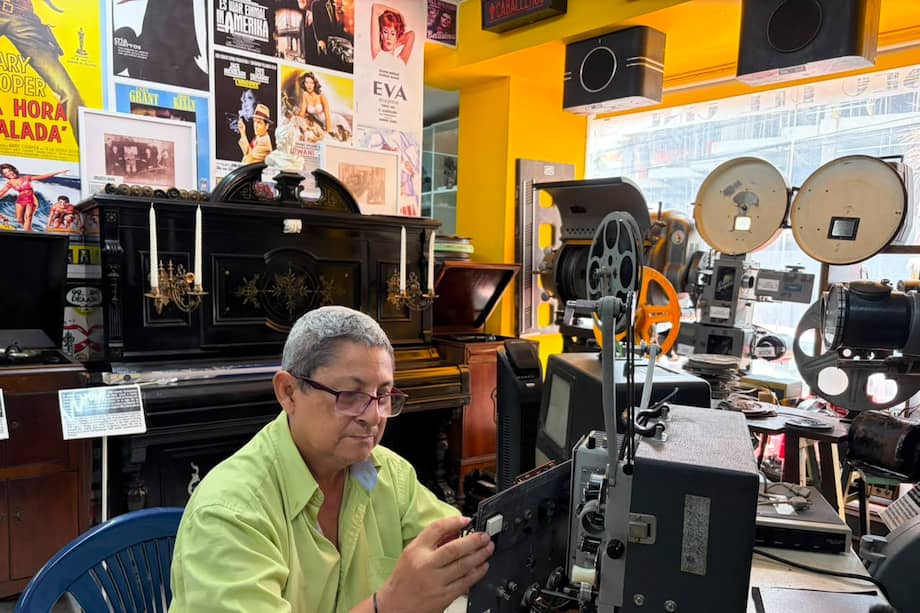 José Ferney Martínez lleva más de 40 años reparando cámaras fotográficas y cinematográficas, ha visto la transformación de la tradición que mantiene vivo el cine en la ciudad.