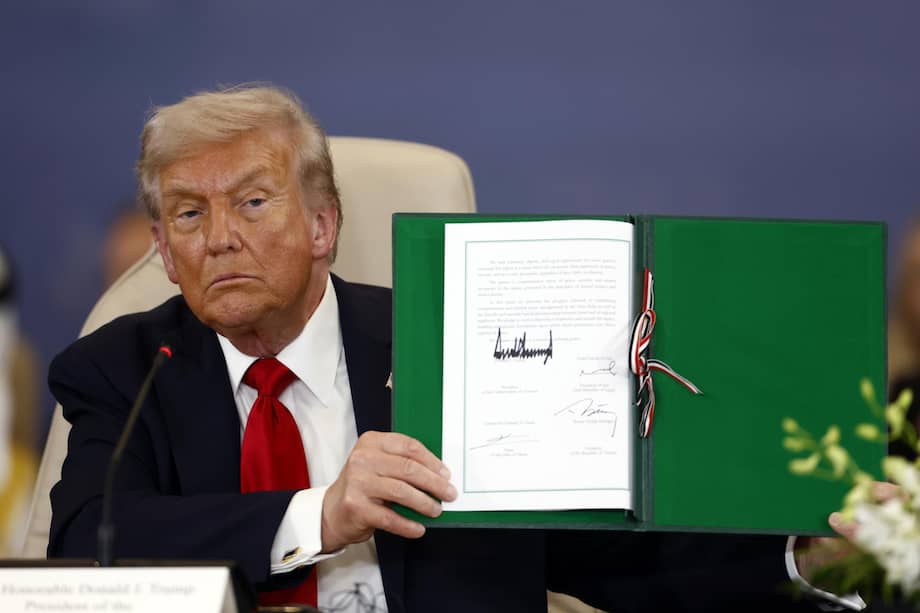 l presidente de Estados Unidos, Donald Trump, muestra un documento firmado en la Cumbre de Paz de Gaza en Sharm El-Sheikh, Egipto, el 13 de octubre de 2025.