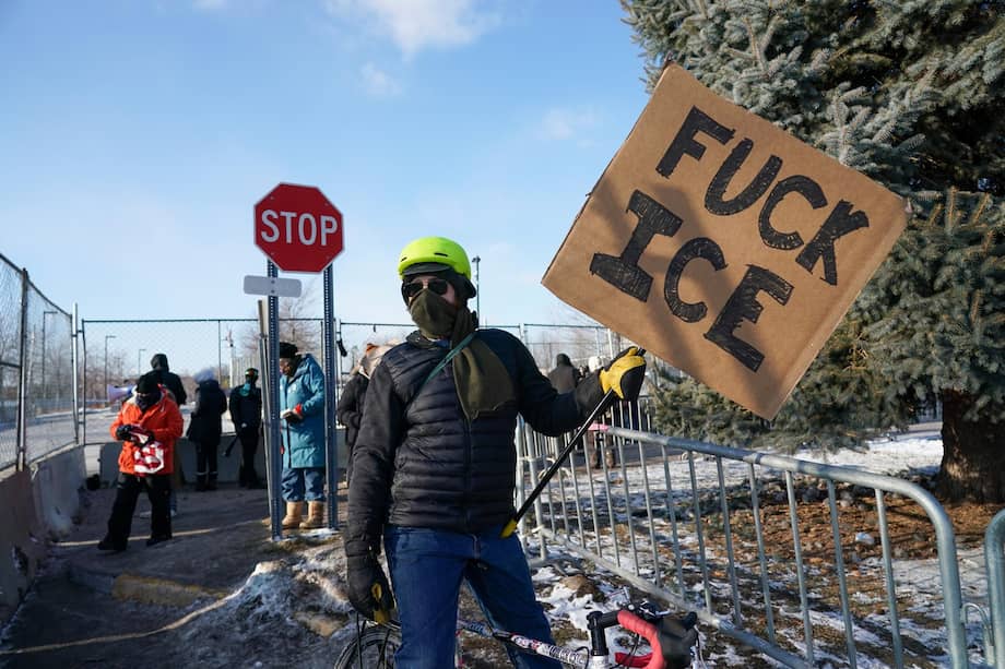 Los manifestantes se reúnen en el edificio federal Henry Whipple, que alberga oficinas de ICE y un centro de detención, el día después de que Alex Pretti fuera asesinado a tiros por agentes federales.