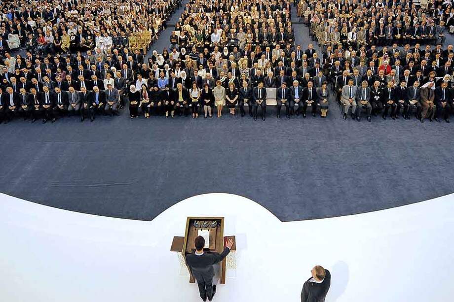 Fotografía de la página oficial de Facebook de la Presidencia siria que muestra al presidente sirio, Bachar Al Asad (c, abajo), durante la ceremonia en la que juró el cargo de presidente para un tercer mandato de siete años, en Damasco, Siria. / EFE