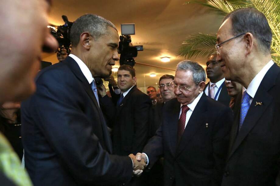 El presidente de Estados Unidos, Barack Obama, y el de Cuba, Raúl Castro, se encontraron el viernes en este saludo histórico que marcó la Cumbre. / AFP