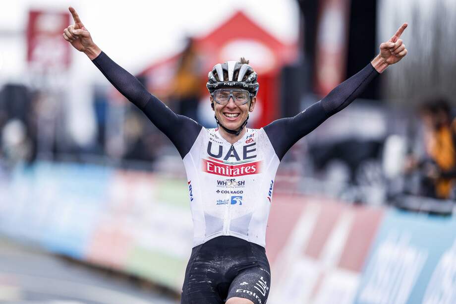El esloveno Tadej Pogacar celebra su triunfo en la edición 57 de la Amstel Gold Race.