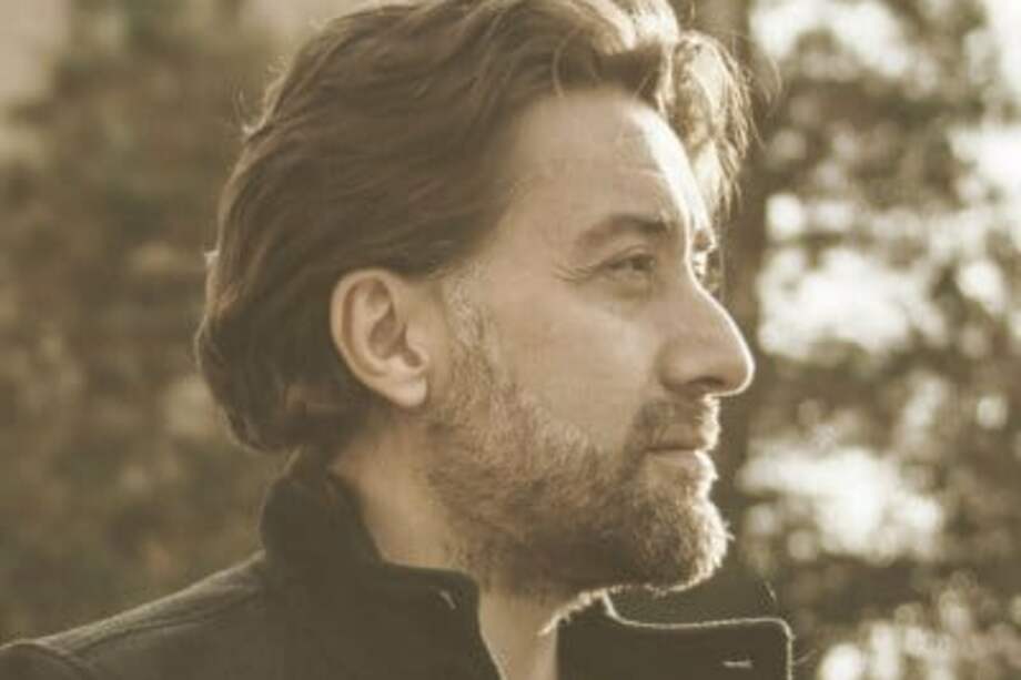 Carlos Alberto Palacio es autor de los poemarios Pasacintas (2013), Así se besa un cactus (2017) y Abajo había nubes (2020), y ha lanzado nueve discos.