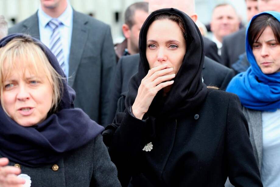 Angelina Jolie (c), visita el centro memorial de Potocari, en los alrededores de Srebrenica, Bosnia.