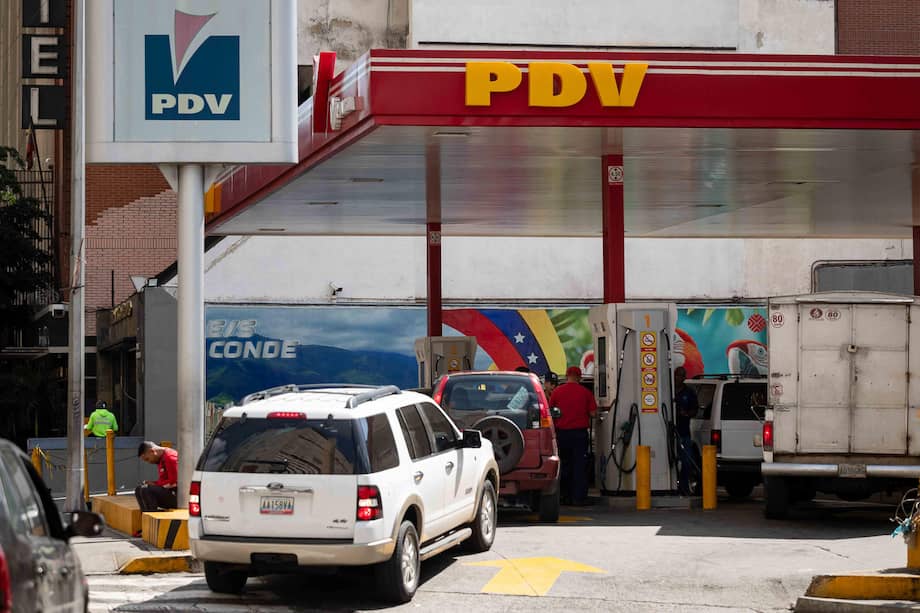 Fotografía que muestra una estación de gasolina de Petróleos de Venezuela (Pdvsa) este lunes, en Caracas (Venezuela).