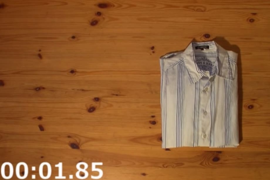 Aprende a doblar una camisa en dos segundos