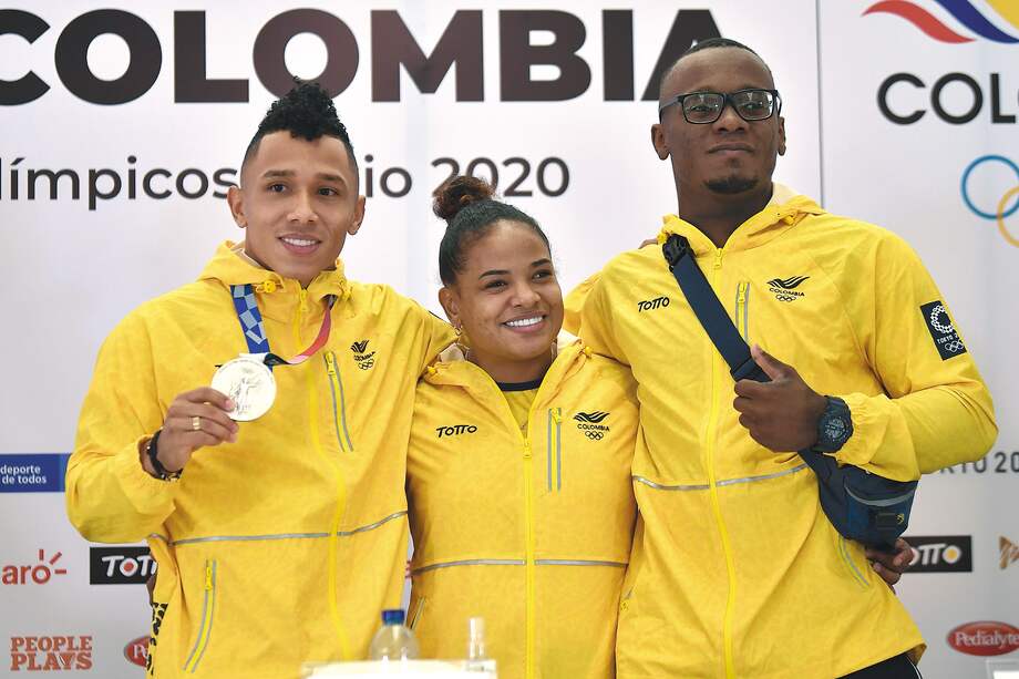 Luis Javier Mosquera, Mercedes Pérez y Santiago Rodallegas fueron recibidos este martes en Bogotá. / Jose Vargas