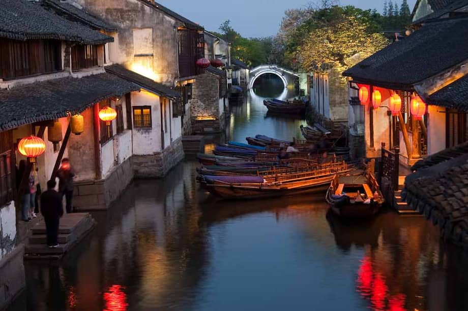 En la ciudad china de Zhouzhuang los remeros entonan canciones ancestrales para atraer peces. / 123rf