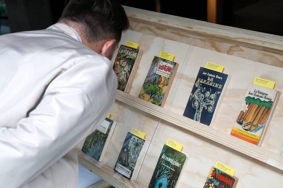 Fotografía de archivo que muestra a un visitante que observa ediciones de diferentes años de la novela 'La Vorágine' en la exposición 'El árbol que devoró un mundo: los rumbos del caucho en La vorágine', durante la Feria Internacional del Libro, en Bogotá.