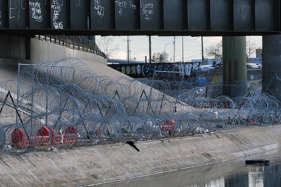 Vista de barricadas de alambre de púas, el 25 de enero de 2024 en el muro fronterizo desde Ciudad Juárez, Chihuahua (México).