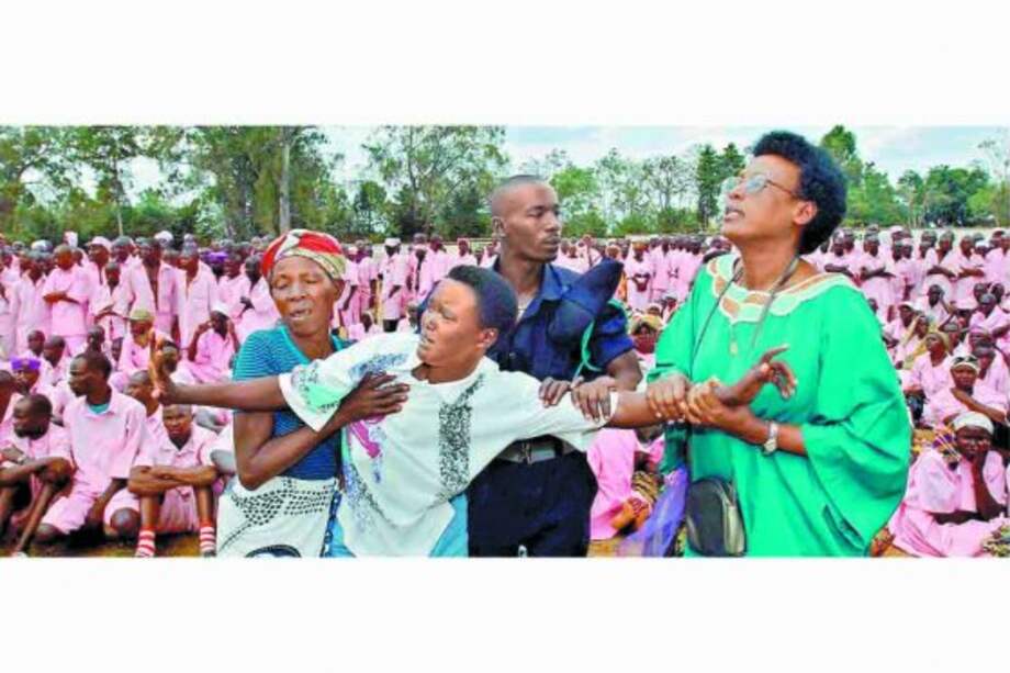 Una sobreviviente del genocidio ruandés en una corte local, conocida como Gacaca, es escoltada luego de enfrentar a sus victimarios. / EFE