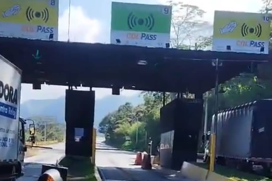 La detonación de un artefacto explosivo ocurrió en el kilómetro 8+700 de la vía Medellín-Bogotá, cerca del peaje de Copacabana.