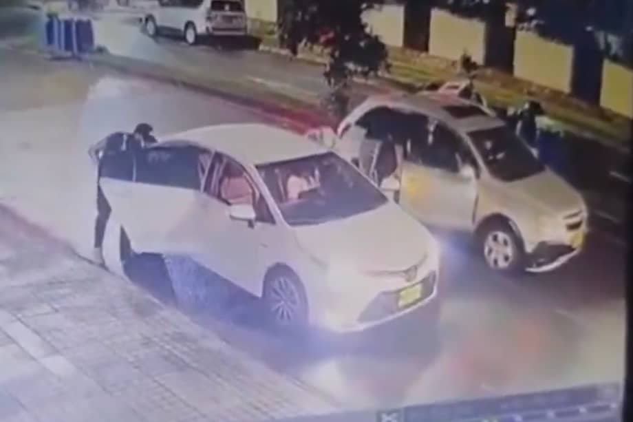 Las mujeres fueron amedrentadas para salir de su vehículo y posteriormente los delincuentes huyeron en el automotor.