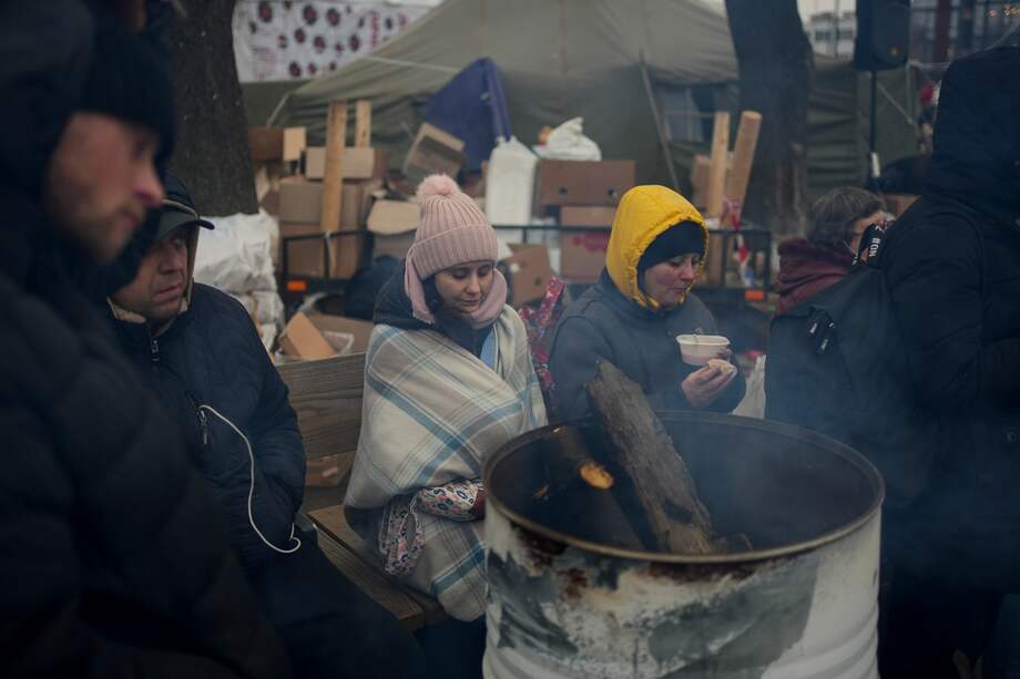 Ciudadanos ucranianos esperan para abandonar el país vía terrestre en la estación de autobuses de Leópolis, el pasado viernes. Van más de 1,2 millones de refugiados en nueve días.