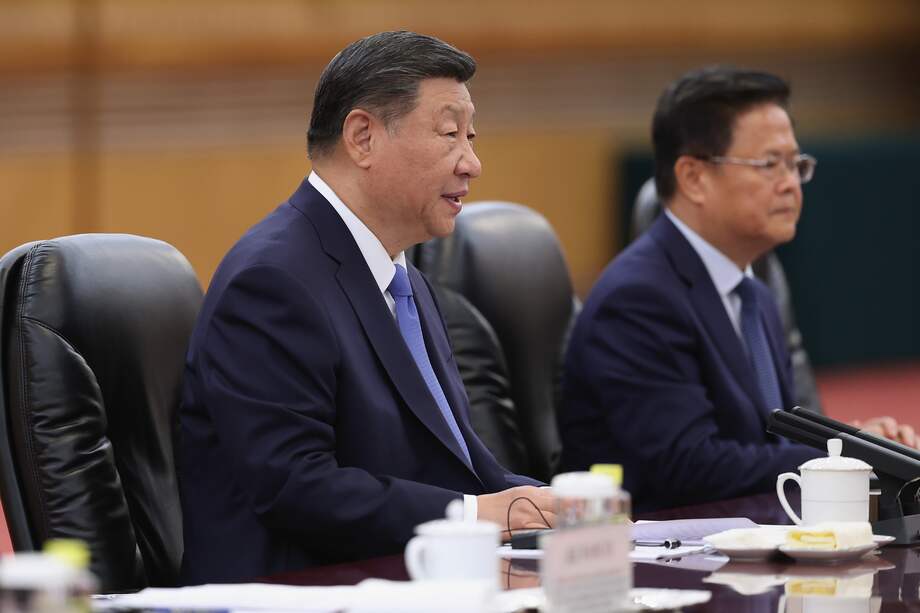 El presidente chino, Xi Jinping (izq.), asiste a una reunión con el rey de Malasia, el sultán Ibrahim Sultan Iskandar (no en la foto) en el Gran Salón del Pueblo, en Beijing, China.