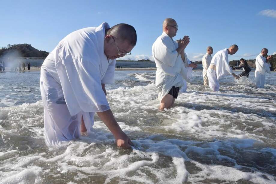 Un grupo de monjes ora por las víctimas del tsunami de 2011 en Japón. / AFP