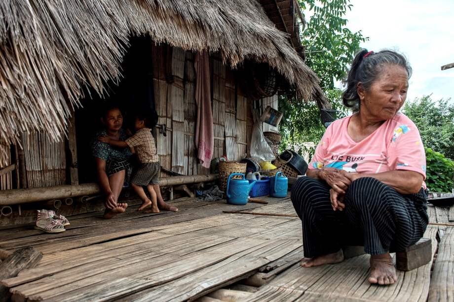 Una familia de refugiados descansa en el campo de Loi Kaw Wan, uno de los seis campos de desplazados situado en una colina al sur del estado Shan (Birmania). / EFE