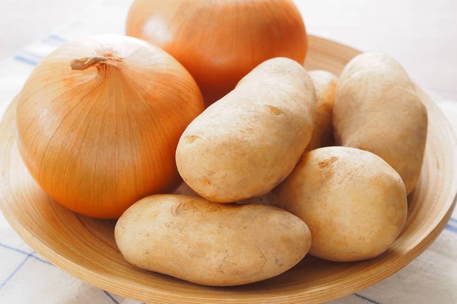 Papa y cebolla, dos ingredientes que si se fusionan son deliciosos en sabor, pero que si se guardan juntos son peligrosos para su consumo.