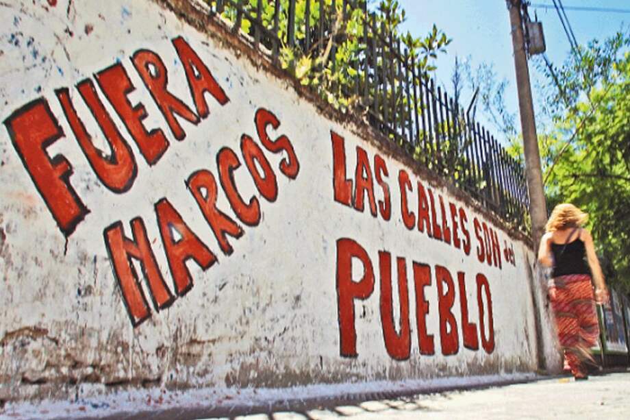 En las calles de Rosario aparecen grafitis que piden la salida de los narcotraficantes de la ciudad. / AFP