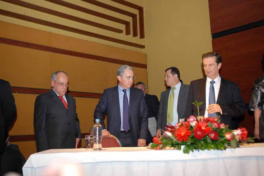 Los senadores electos José Obdulio Gaviria, Álvaro Uribe y Ernesto Macías. / Luis Ángel