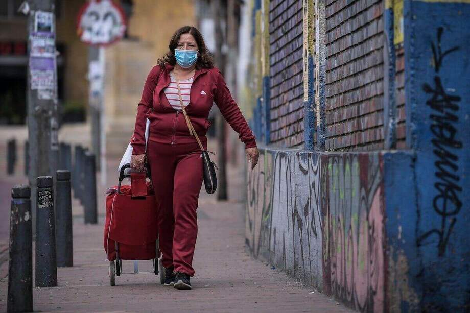 Taxistas tendrán que llevar un reporte de pasajeros y rutas. Esto con el fin de llevar un mejor control para que se cumpla la medida de cuarentena. / Mauricio Alvarado - El Espectador