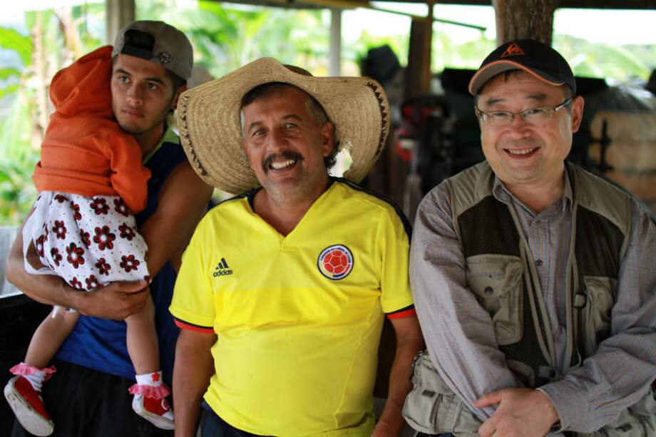 Cortesía archivo particular / Katsuhiko Hasegawa en Planadas con Hernando Gómez, caficultor tolimense.