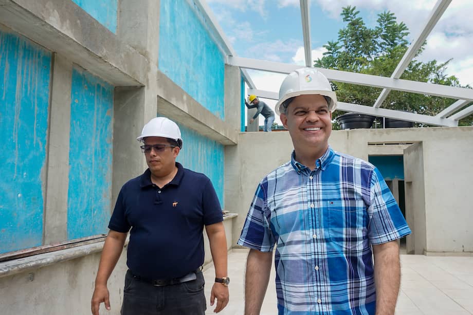 Andrés Gómez es abogado, especialista en derecho administrativo y administración de servicios de salud.